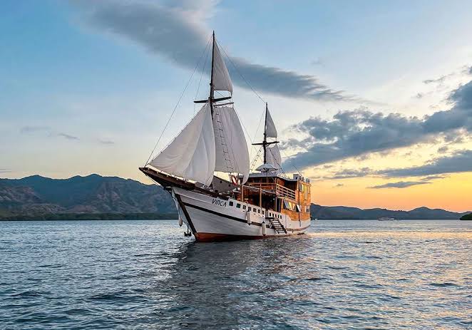 komodo island sailing tour